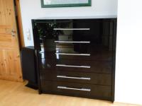 schwarzer, hochglänzender Schrank