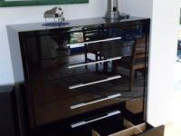 schwarzer, hochglänzender Schrank