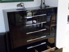 schwarzer, hochglänzender Schrank