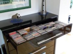 schwarzer, hochglänzender Schrank