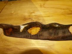 Tisch mit Epoxidharzeinlage