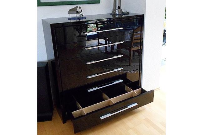 schwarzer, hochglänzender Schrank